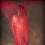 Mirabelle au voile rouge