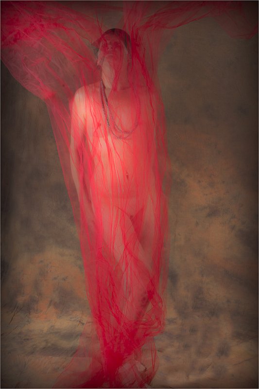 Mirabelle au voile rouge
