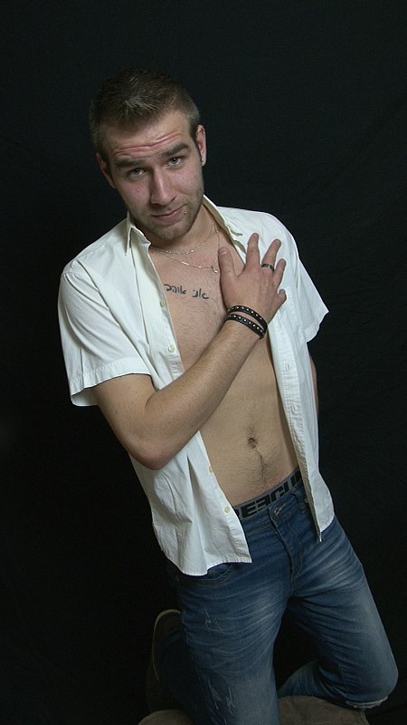 la main pres du coeur