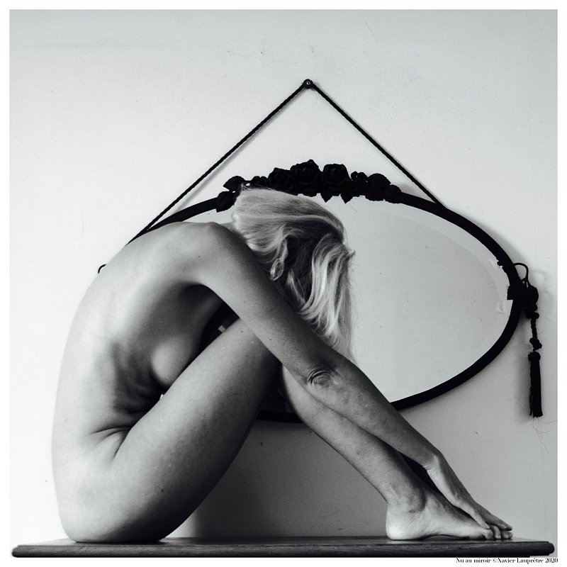 Nu au miroir